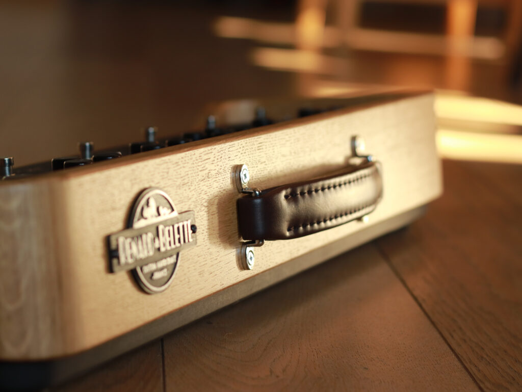 face pédalier (pedalboard) chêne massif (massive wood) design Renard & Belette, pour guitariste ou bassiste