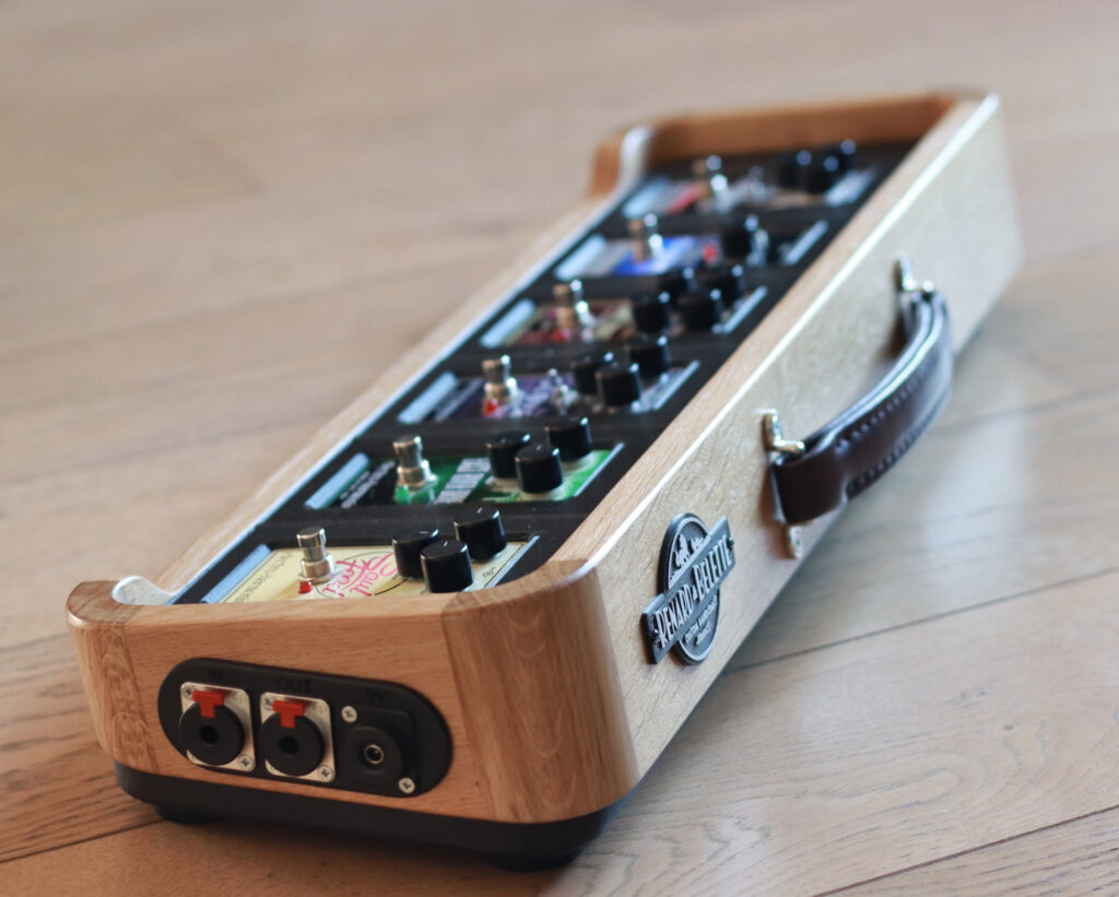 pédalier (pedalboard) chêne massif (massive wood) design Renard & Belette, pour guitariste, pédales neo EHX