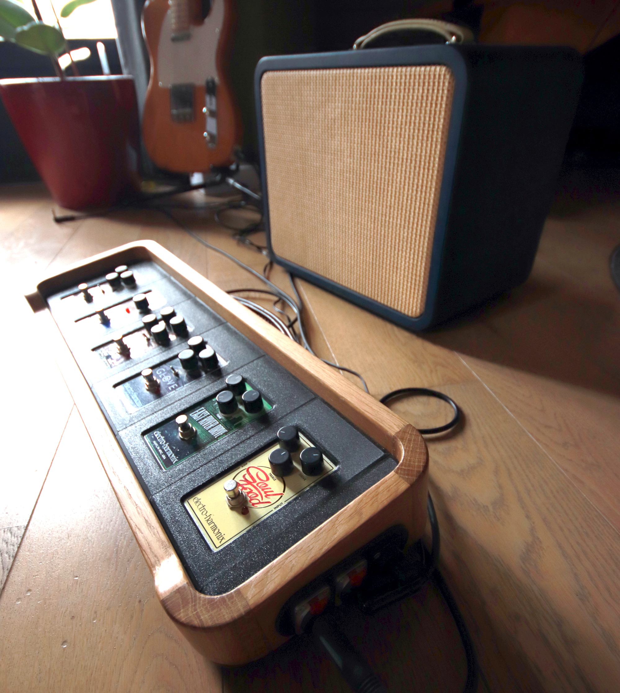 pedalboard chêne et ampli guitare design Renard & Belette