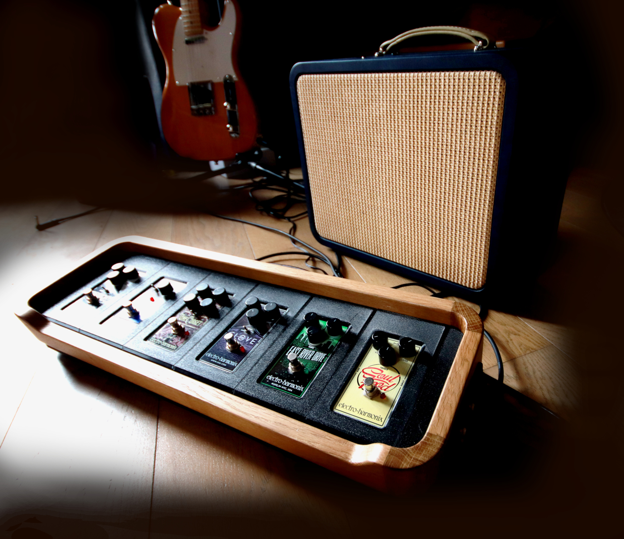 pedalboard chêne et ampli guitare design Renard & Belette