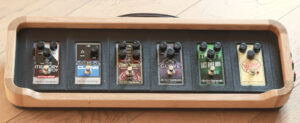 pédalier (pedalboard) chêne massif (massive wood) design Renard & Belette, pour guitariste, pédales neo EHX