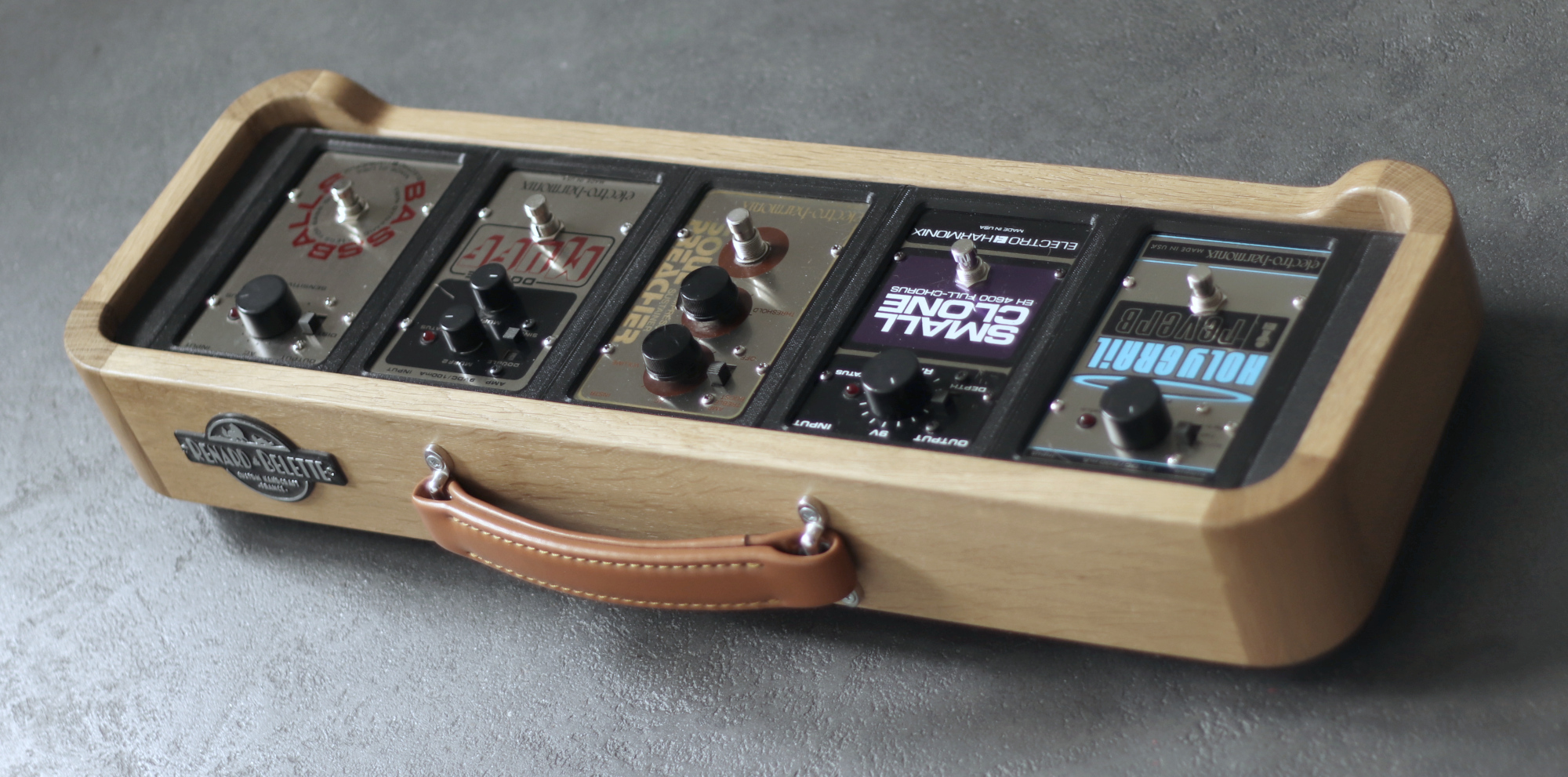 pédalier (pedalboard) chêne massif (massive wood) design Renard & Belette, pour guitariste, pédales old EHX