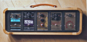 pédalier (pedalboard) chêne massif (massive wood) design Renard & Belette, pour guitariste, pédales old EHX