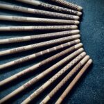 motif custom manche baguette, gravure laser personnalisée