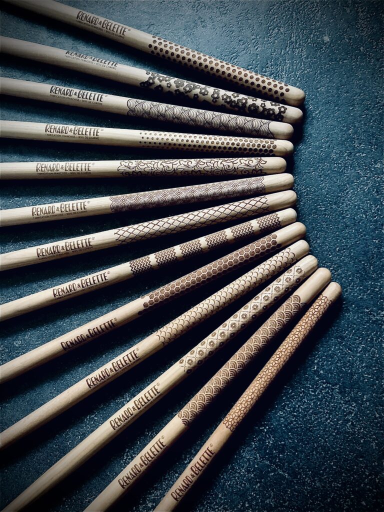 motif custom manche baguette, gravure laser personnalisée