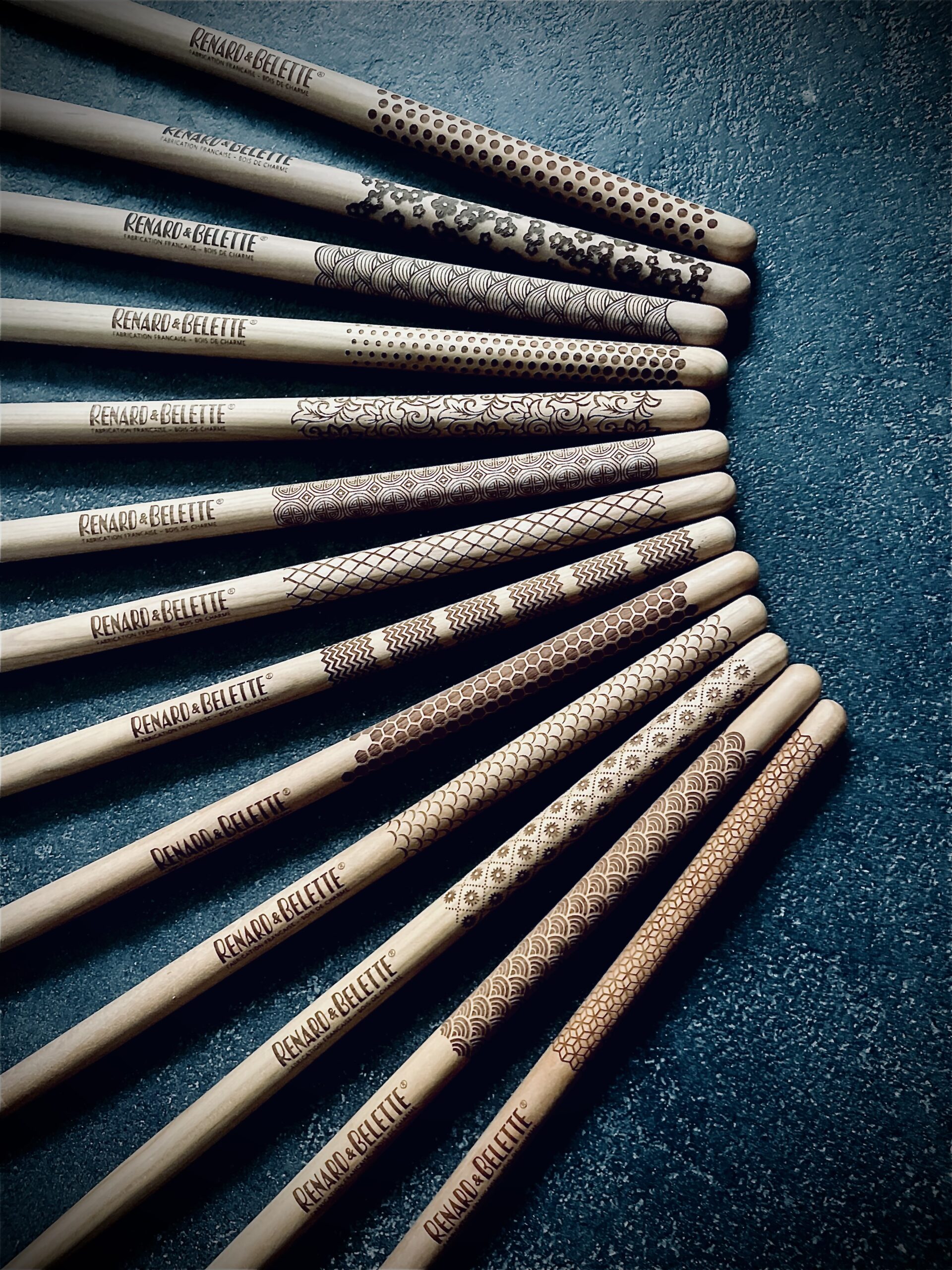 motif custom manche baguette, gravure laser personnalisée