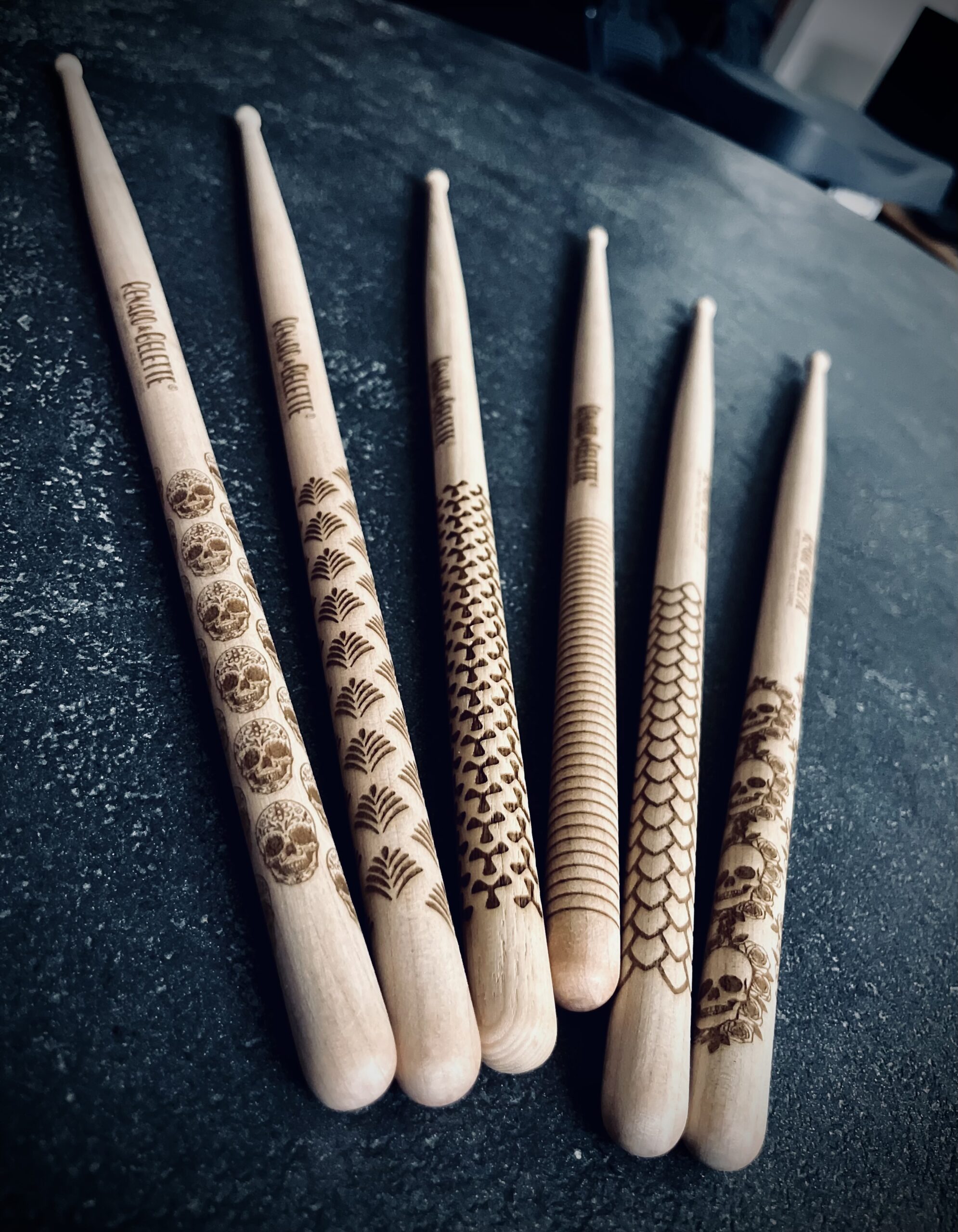 motif custom manche baguette, gravure laser personnalisée